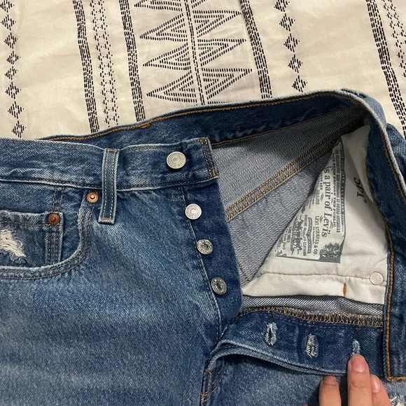 Levi’s 501 shorts size 27 medium wash - Picture 5 of 7